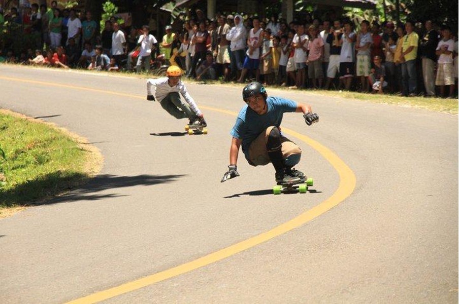 Longboarders turn right