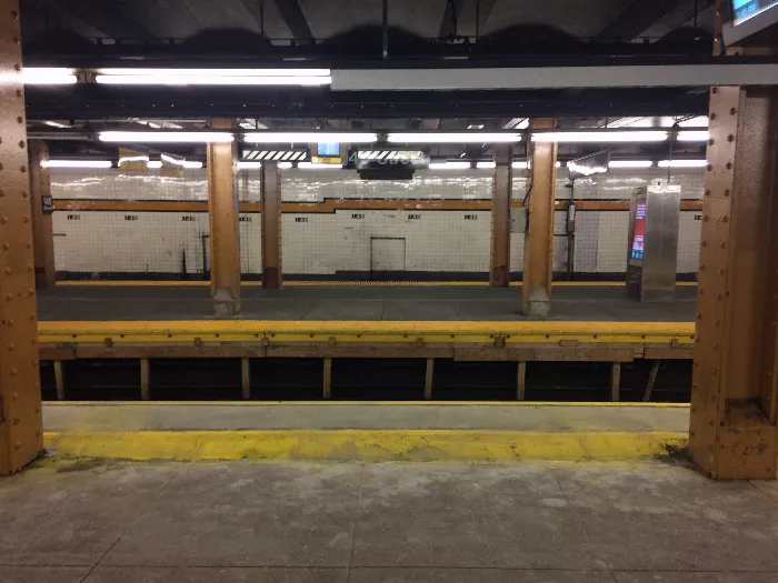 145th St &amp; Amsterdam Ave Subway Track Gap