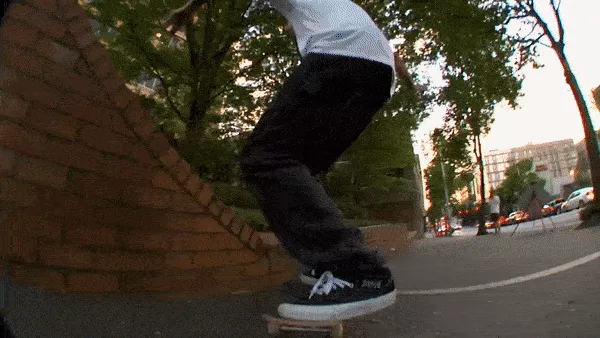 A GIF image of Tyler Bledsoe skateboarding