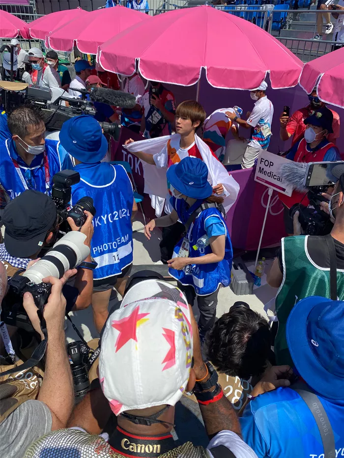 A photo of Yuto Horigome and his coach discussing strategy during the skateboarding event.