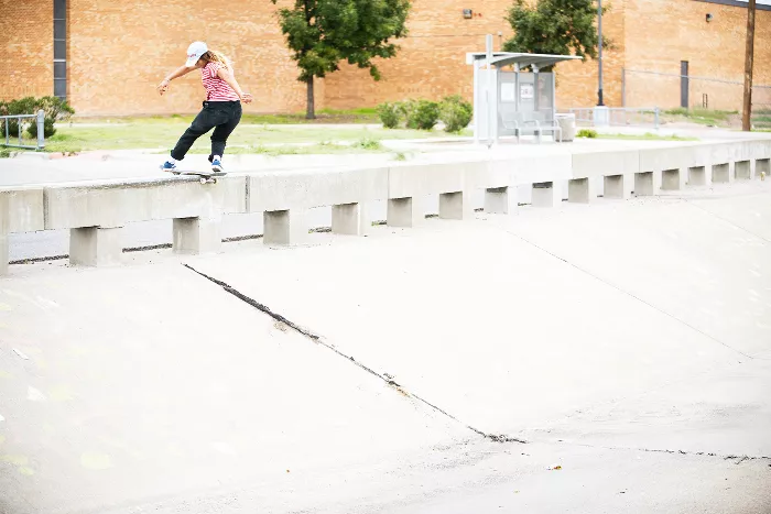 Fabiana Delfino performing a frontside rock in a ditch