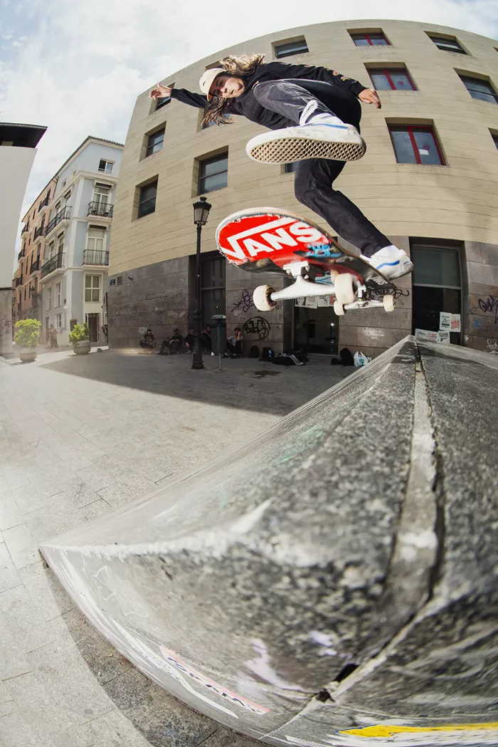 Fabiana Delfino performing a kickflip pivot on a steep bank