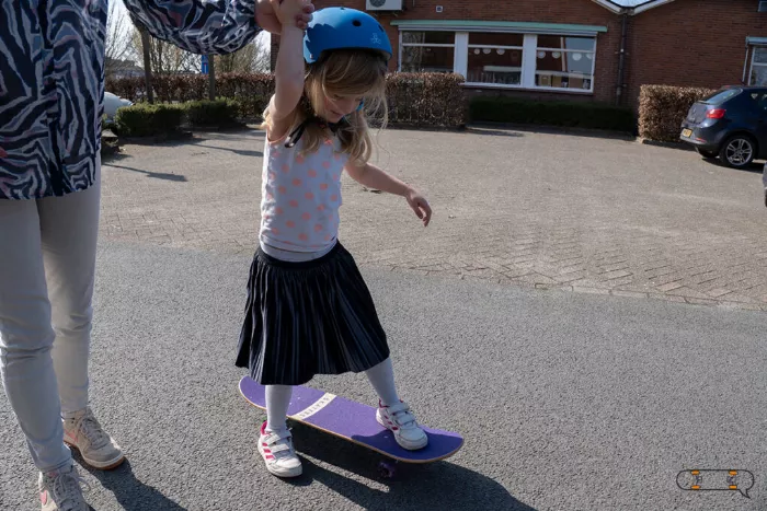 first time skateboarding little girl (copyright skateboardersHQ)