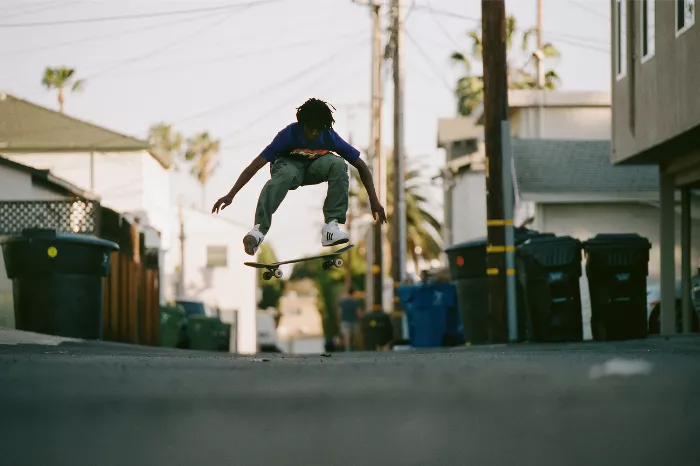 Kader Sylla skateboarding