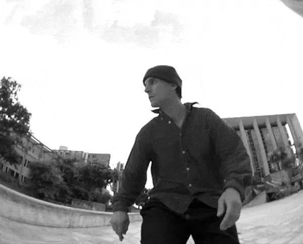 Leo Valls skateboarding