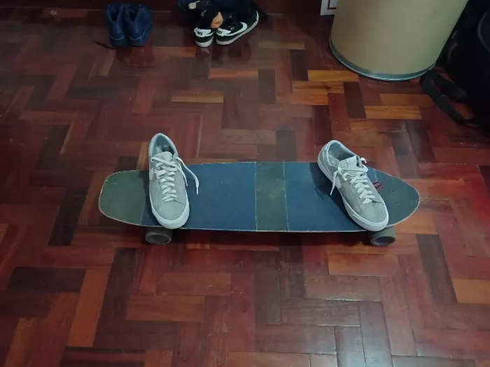 Longboard foot positioning for heelside slides