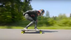 Thiago Lessa longboard tuck