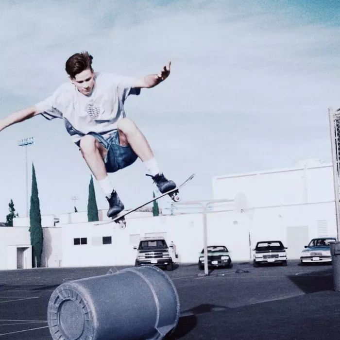 Tom DeLonge skateboarding