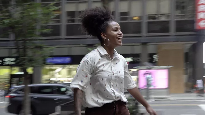 Vitoria Mendonca skating in Wall Street